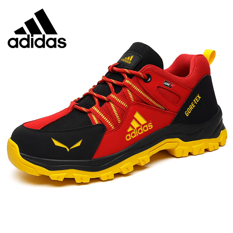 Τα παπούτσια πεζοπορίας Adidas® είναι κατασκευασμένα από αδιάβροχο και αναπνεύσιμο υλικό.